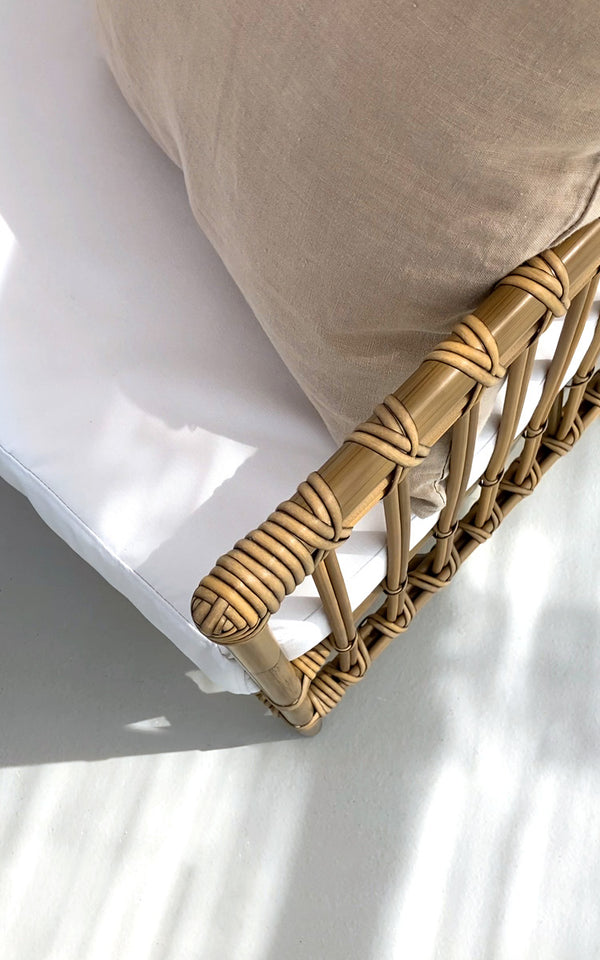 Dies ist ein Nahaufnahmebild von Caroline Außen-Sofa in antique Aluminium ArtFibre.