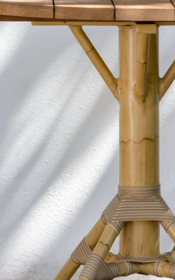 Dies ist ein Nahaufnahmebild von Nicole Cáfe Table | Teak Ø80 cm in natural aluminium artfibre. Detail der geflochtenen Textur und Rahmenkonstruktion.
