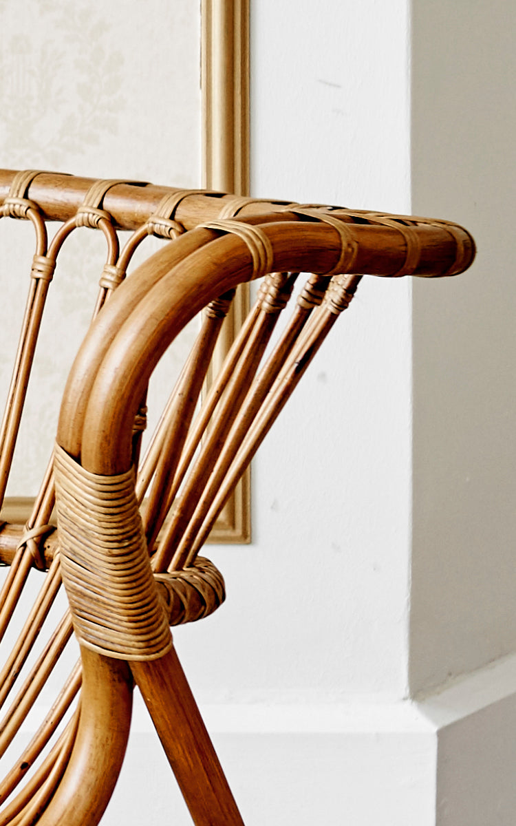 Dies ist ein Nahaufnahmebild von Fox Lounge-Sessel in polished Antique Rattan.