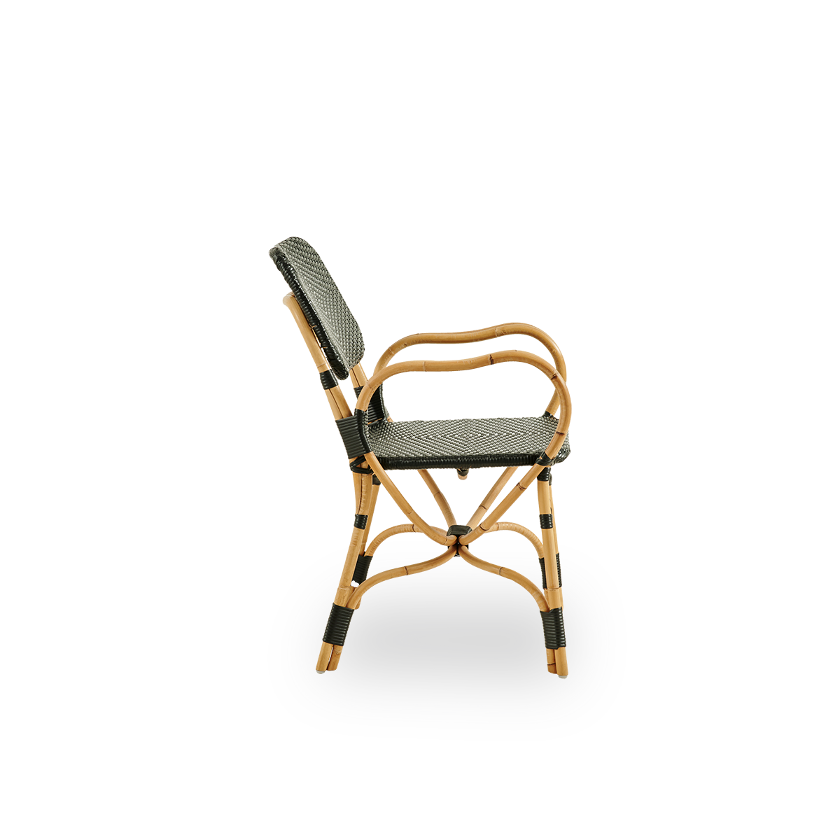 Schlichte Seitenansicht des Bistro-Stuhls in schwarzem ArtFibre-Geflecht mit elegantem Design. Rattanrahmen mit Sitzfläche aus ArtFibre-Geflecht. Der gebogene Rattanrahmen unter dem Sitz geht in die Armlehnen über.