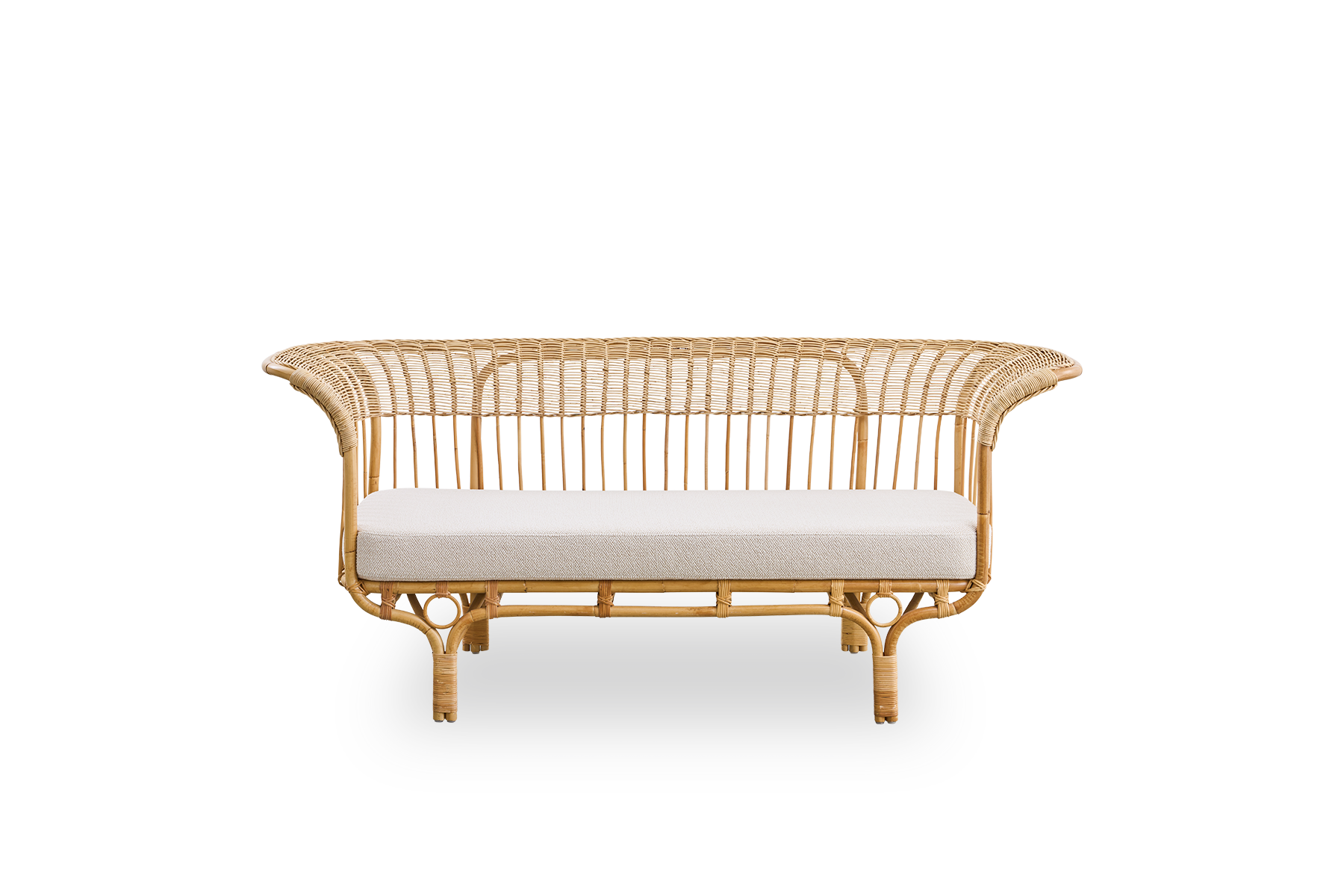 Vorderansicht des Belladonna Sofas aus natürlichem Rattan, entworfen von Franco Albini und Franca Helg. Das Sofa hat einen eleganten Ausdruck mit schlanken Beinen und einer majestätischen Sitzfläche mit vielen detaillierten Wicklungen.