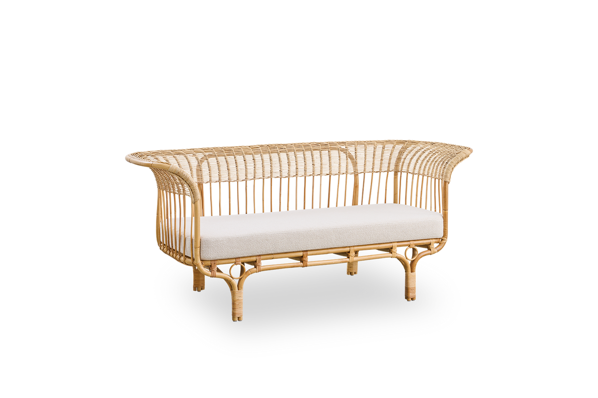 Seitenansicht des Belladonna Sofas aus natürlichem Rattan, entworfen von Franco Albini und Franca Helg. Das Sofa wirkt elegant mit dünnen Beinen und einem majestätischen Sitz mit vielen detaillierten Flechtungen.