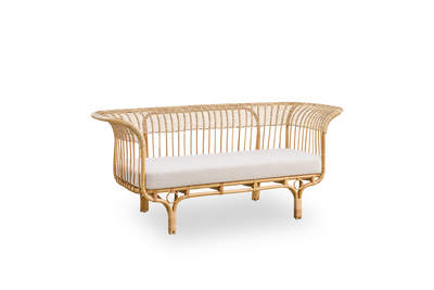 Seitenansicht des Belladonna Sofas aus natürlichem Rattan, entworfen von Franco Albini und Franca Helg. Das Sofa wirkt elegant mit dünnen Beinen und einem majestätischen Sitz mit vielen detaillierten Flechtungen.