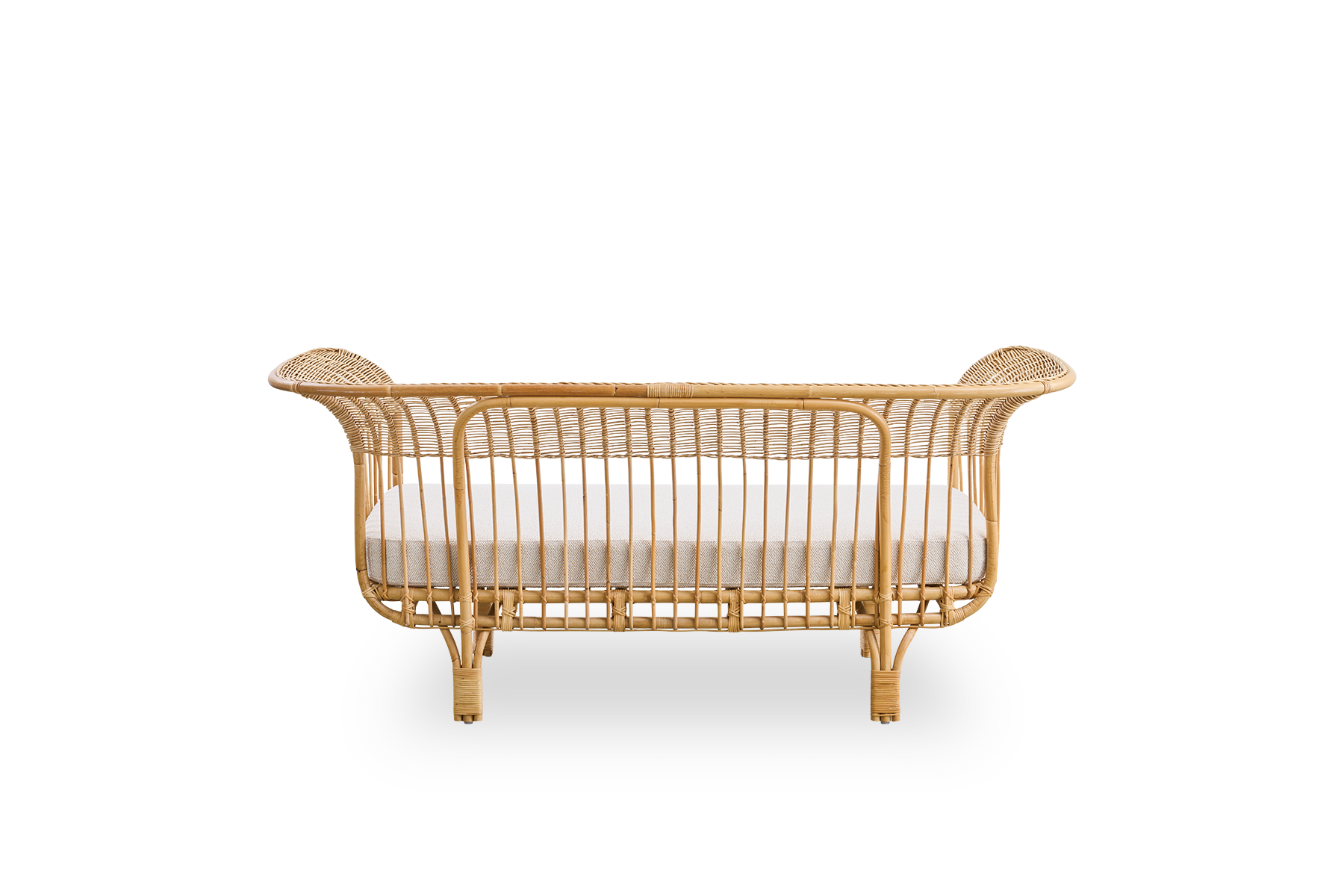 Rückansicht des Belladonna-Sofas aus natürlichem Rattan, entworfen von Franco Albini und Franca Helg. Das Sofa hat einen eleganten Ausdruck mit schlanken Beinen und einer majestätischen Sitzfläche mit vielen detaillierten Wicklungen.