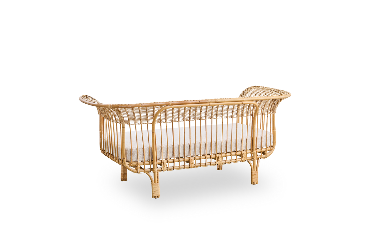 Rückseiten-Seitenansicht des Belladonna Sofas aus natürlichem Rattan, entworfen von Franco Albini und Franca Helg. Das Sofa hat einen eleganten Ausdruck mit schlanken Beinen und einer majestätischen Sitzfläche mit vielen detaillierten Wicklungen.