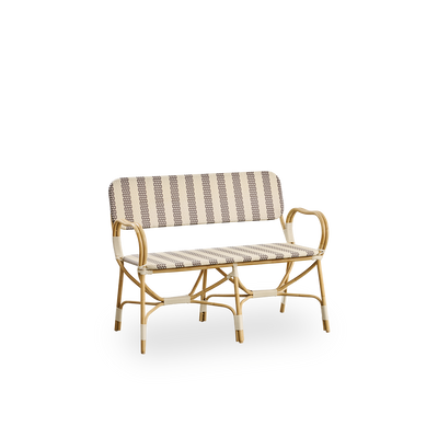 Seitenansicht der Bistro-Outdoor-Bank, entworfen von Franco Albini und Franca Helg. Aluminiumrahmen im Rattan-Look mit vollständig geflochtenem Sitz und Rückenlehne in breit gestreiftem braun-elfenbeinfarbenem ArtFibre-Muster.