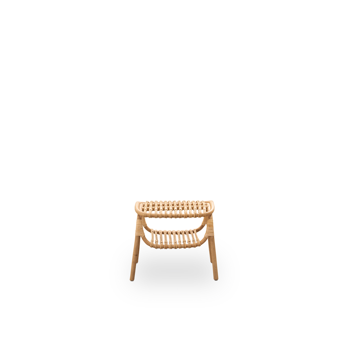 Vorderansicht des Machiya Hockers, entworfen von Jin Kuramoto, inspiriert von traditionellen japanischen Machiya-Stadthäusern.
Handgefertigt aus hochwertigem indonesischem Rattan. Breite 53 cm.