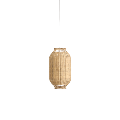 Kou Lampenschirm, entworfen von Jin Kuramoto, Japan-inspirierter Lampenschirm aus Rattan, handgefertigt aus hochwertigem Rattan mit innerem Stahlrahmen für Stabilität. Höhe 50 cm, Breite 28 cm.