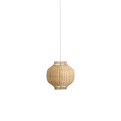 Tomos Rattan-Lampenschirm von Jin Kuramoto. Japanisch inspirierter Lampenschirm, handgefertigt aus Rattan mit innerem Stahlrahmen für gutes Gewicht und Stabilität.