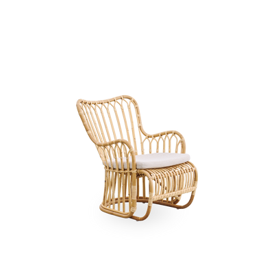 Seitenansicht des Tulip Loungestuhls, entworfen von Tove Kindt-Larsen, mit weichen, organischen Linien. Handgefertigt aus hochwertigem indonesischem Rattan.