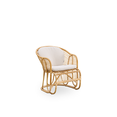 Seitenansicht des Swing Loungestuhls, entworfen von Tove Kindt-Larsen. Handgefertigt aus hochwertigem indonesischem Rattan und ausgestattet mit Sitz- und Rückenkissen.