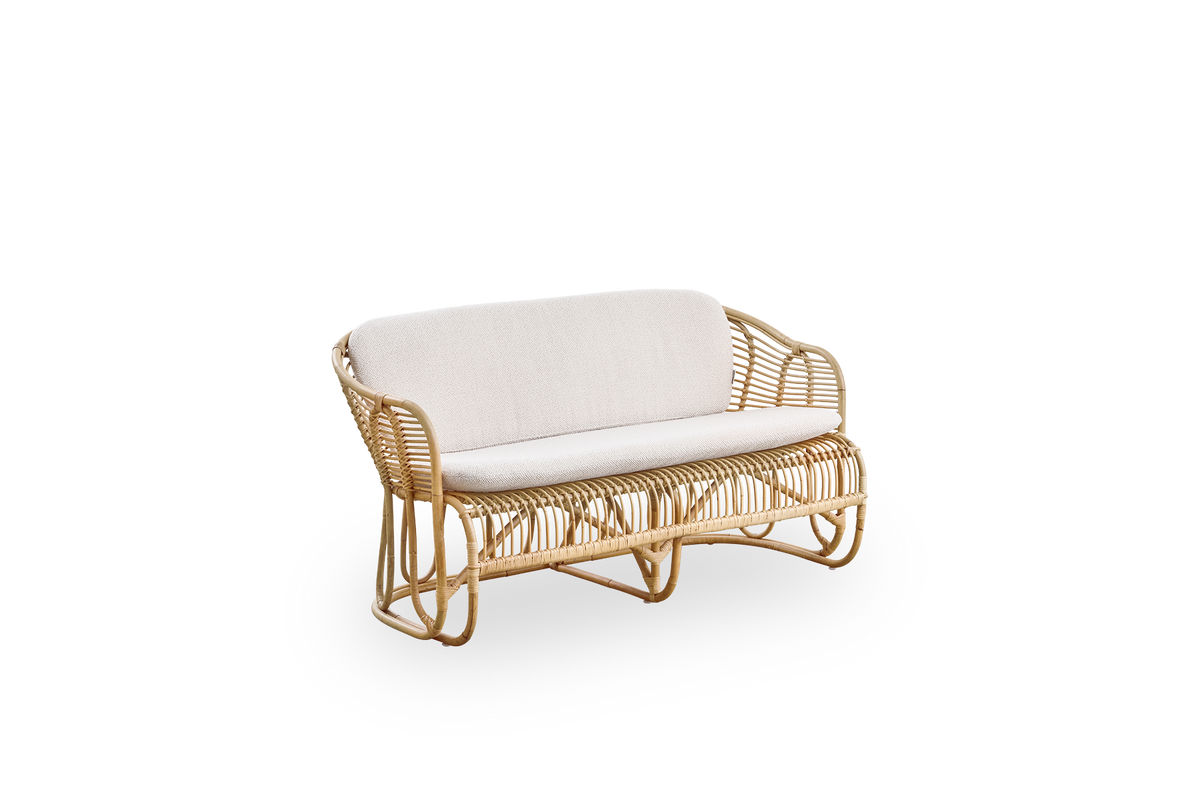 Seitenansicht des Swing 2-Sitzer-Sofas, entworfen von Tove Kindt-Larsen. Handgefertigt aus hochwertigem indonesischem Rattan und ausgestattet mit Sitz- und Rückenkissen.