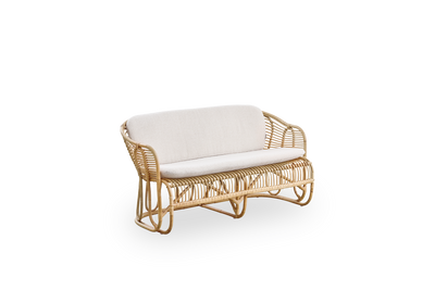 Seitenansicht des Swing 2-Sitzer-Sofas, entworfen von Tove Kindt-Larsen. Handgefertigt aus hochwertigem indonesischem Rattan und ausgestattet mit Sitz- und Rückenkissen.