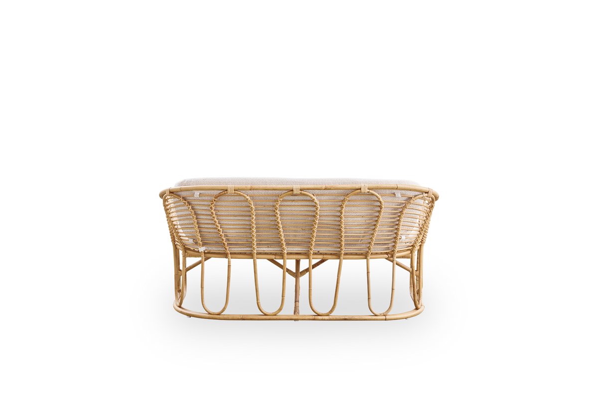 Einfache Rückansicht des Swing 2-Sitzer Sofas, entworfen von Tove Kindt-Larsen. Handgefertigt aus hochwertigem indonesischem Rattan und ausgestattet mit Sitz- und Rückenkissen.
