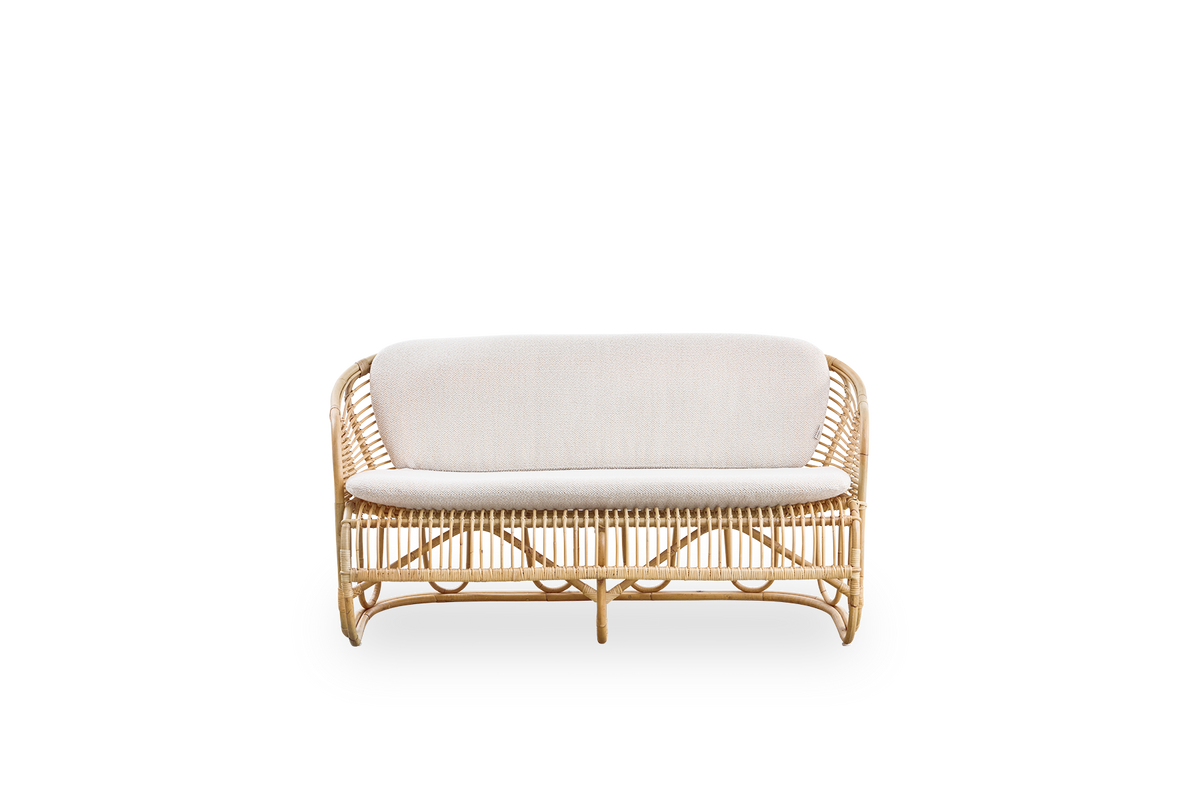Frontansicht des Swing 2-Sitzer-Sofas, entworfen von Tove Kindt-Larsen.
Handgefertigt aus hochwertigem indonesischem Rattan und ausgestattet mit Sitz- und Rückenkissen.