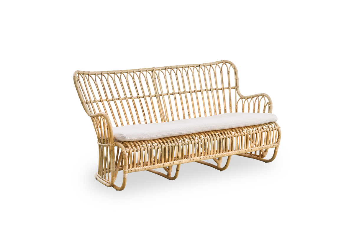 Seitenansicht des Tulip Korbsofas, entworfen von Tove Kindt-Larsen, mit weichen, organischen Linien. Handgefertigt aus hochwertigem indonesischem Rattan.