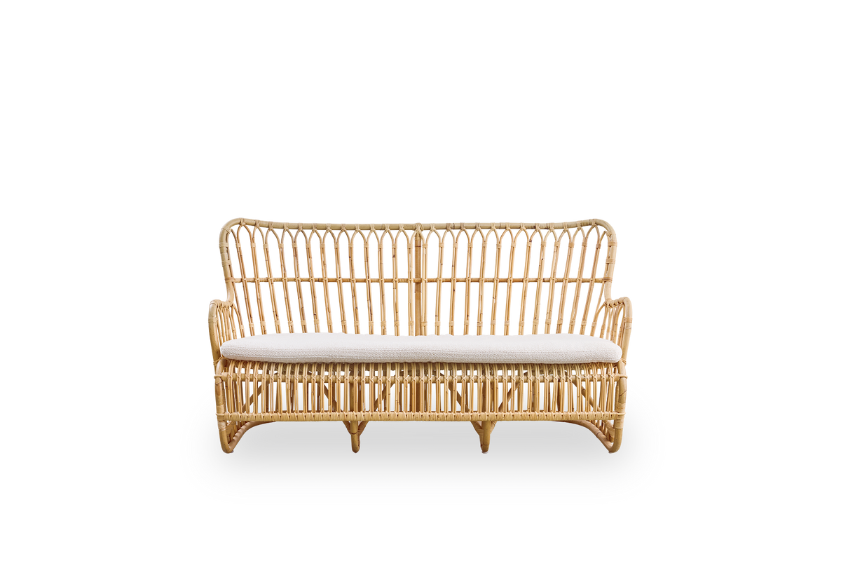 Frontansicht des Tulip Rattansofas, entworfen von Tove Kindt-Larsen, mit weichen organischen Linien.
Handgefertigt aus hochwertigem indonesischem Rattan.