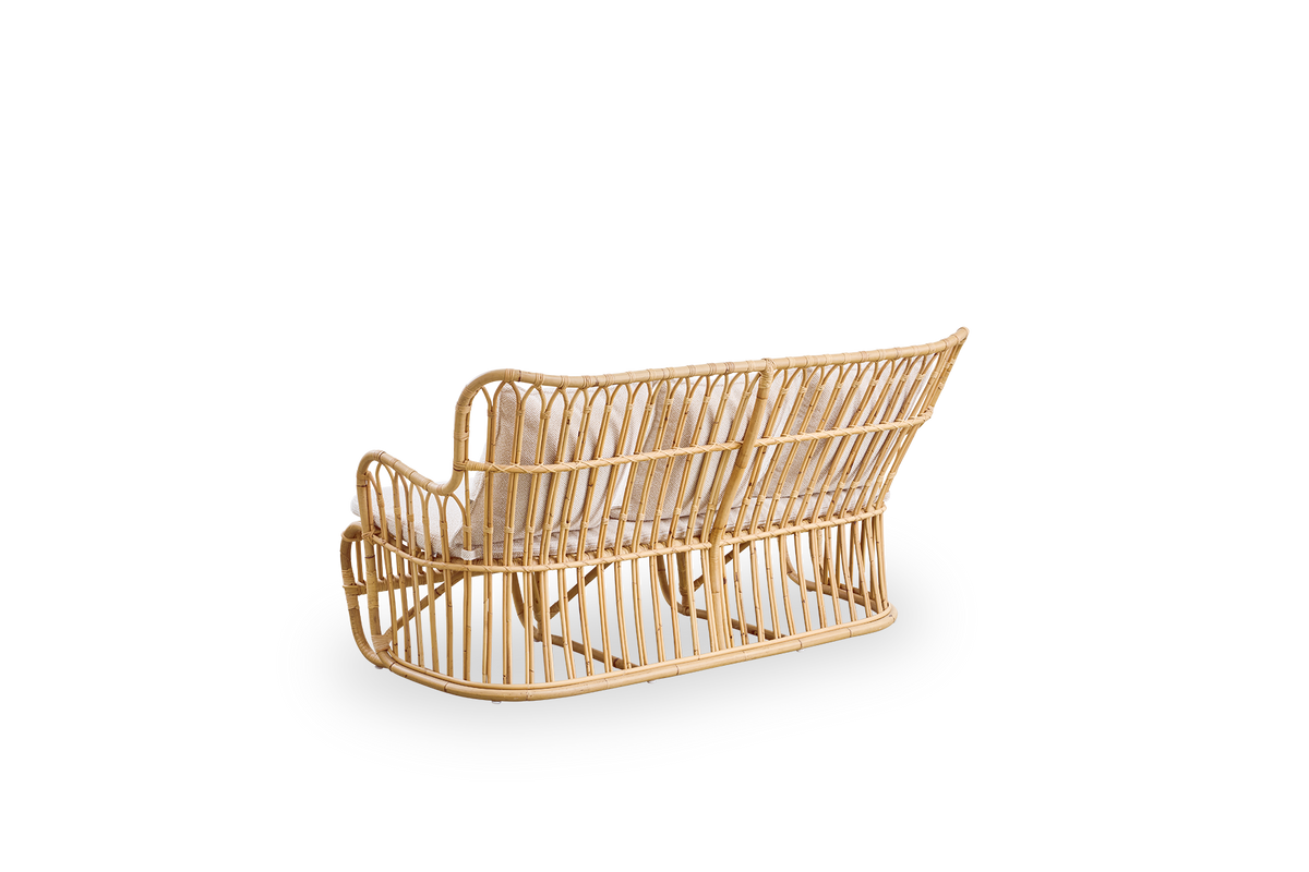 Einfache Rückansicht des Tulip Flechtsofas, entworfen von Tove Kindt-Larsen, mit sanften organischen Linien. Handgefertigt aus hochwertigem indonesischem Rattan.