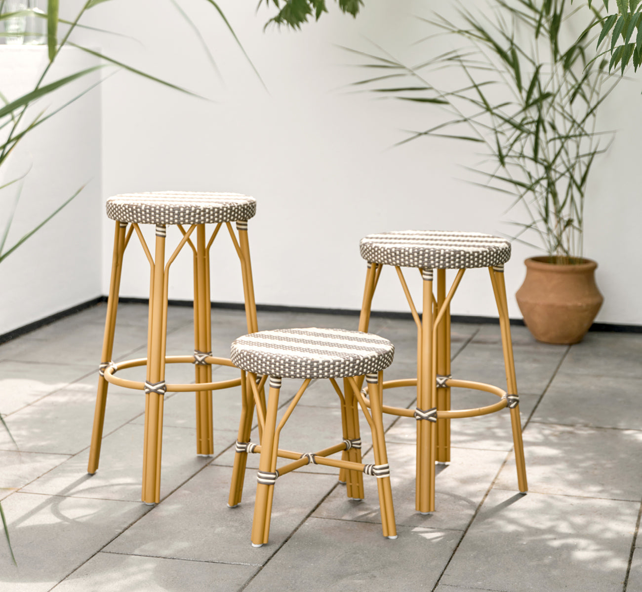 Dies ist ein Lifestyle-Bild von Simone Außen-Hocker in almond aluminium frame striped cappuccino ivory artfibre. In einem hellen Interieur gestylt.