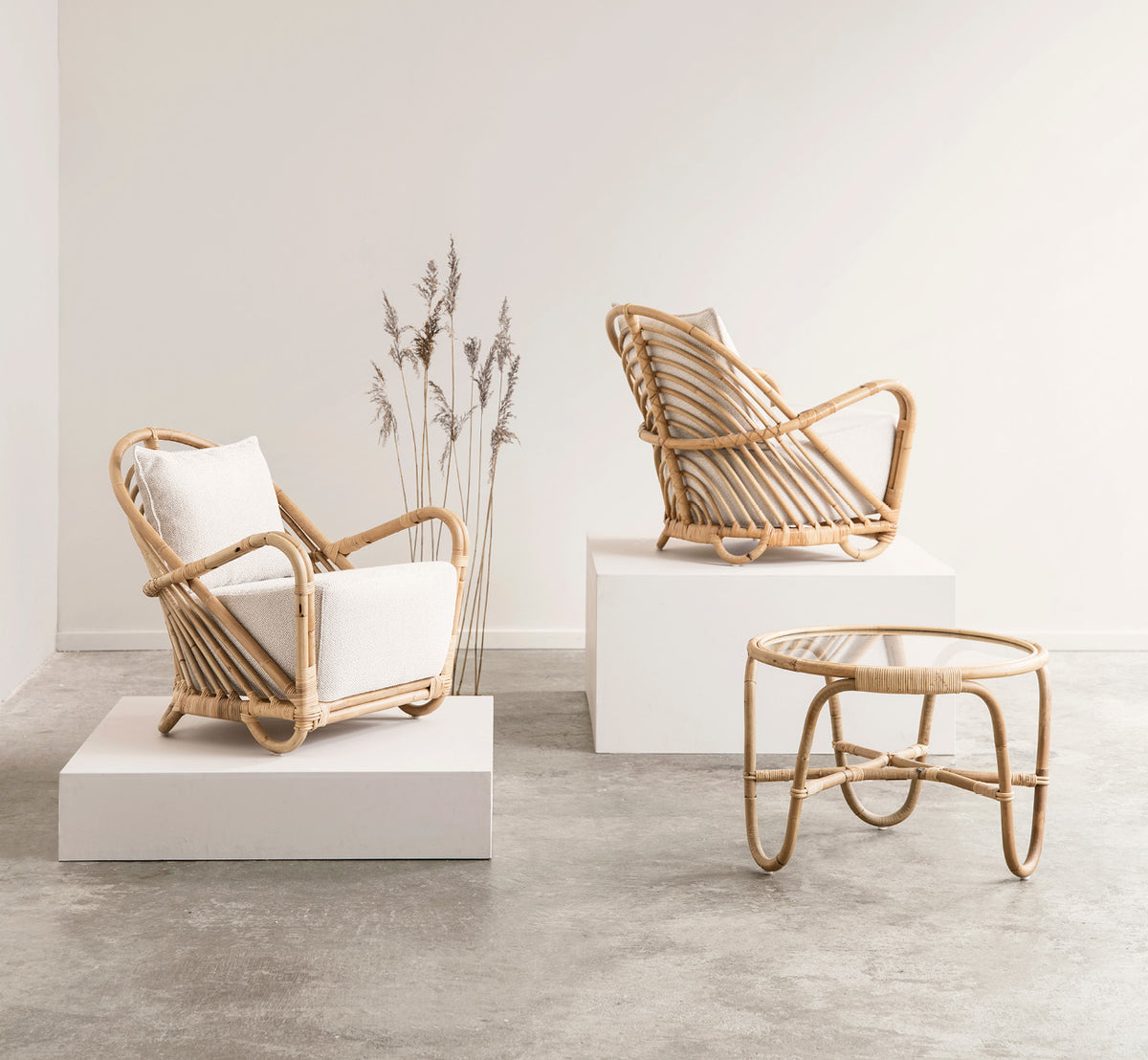 Dies ist ein Lifestyle-Bild von Charlottenborg Couchtisch in polished Natural Rattan, in einem eleganten klassischen Interieur mit aufwändigen.