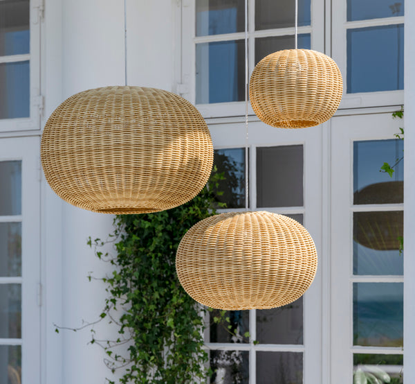 Dies ist ein Lifestyle-Bild von Tangelo Exterior Lampshade Ø37 cm | Small in natural core weave artfibre & aluminium.