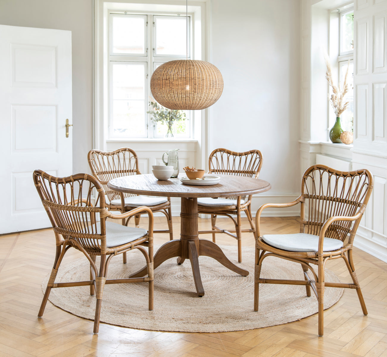 Dies ist ein Lifestyle-Bild von Tangelo Lampshade Ø62 cm | Large in natural rattan. In einem hellen Interieur gestylt.