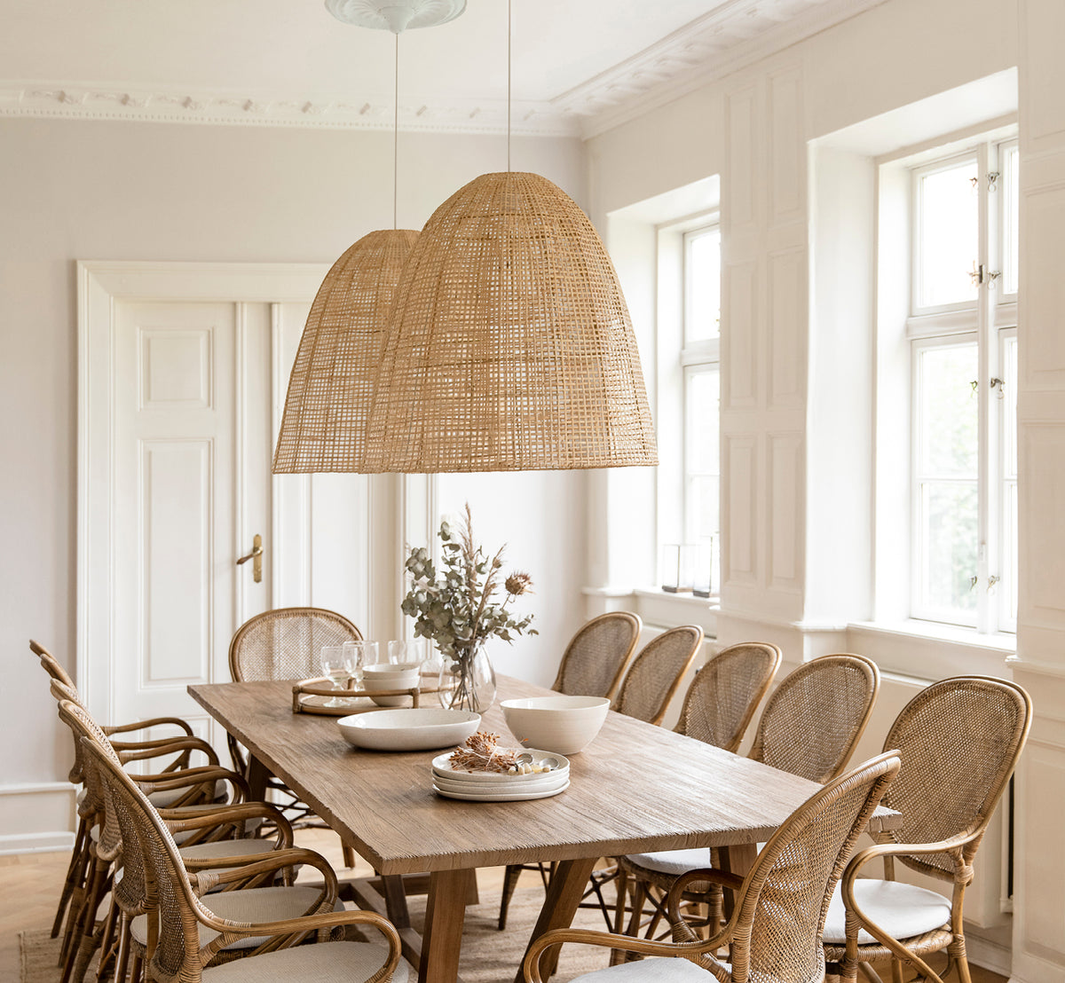 Dies ist ein Lifestyle-Bild von Showroom Lampenschirm in natural core weave artfibre & aluminium. Über einem gedeckten Esstisch in einem hellen Raum hängend.