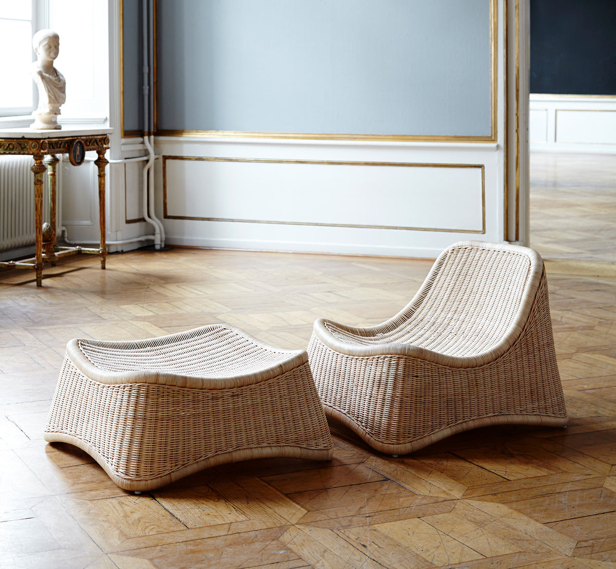 Dies ist ein Lifestyle-Bild von Chill Lounge-Sessel in natural core weave Rattan frame, in einem eleganten klassischen Interieur mit aufwändigen.