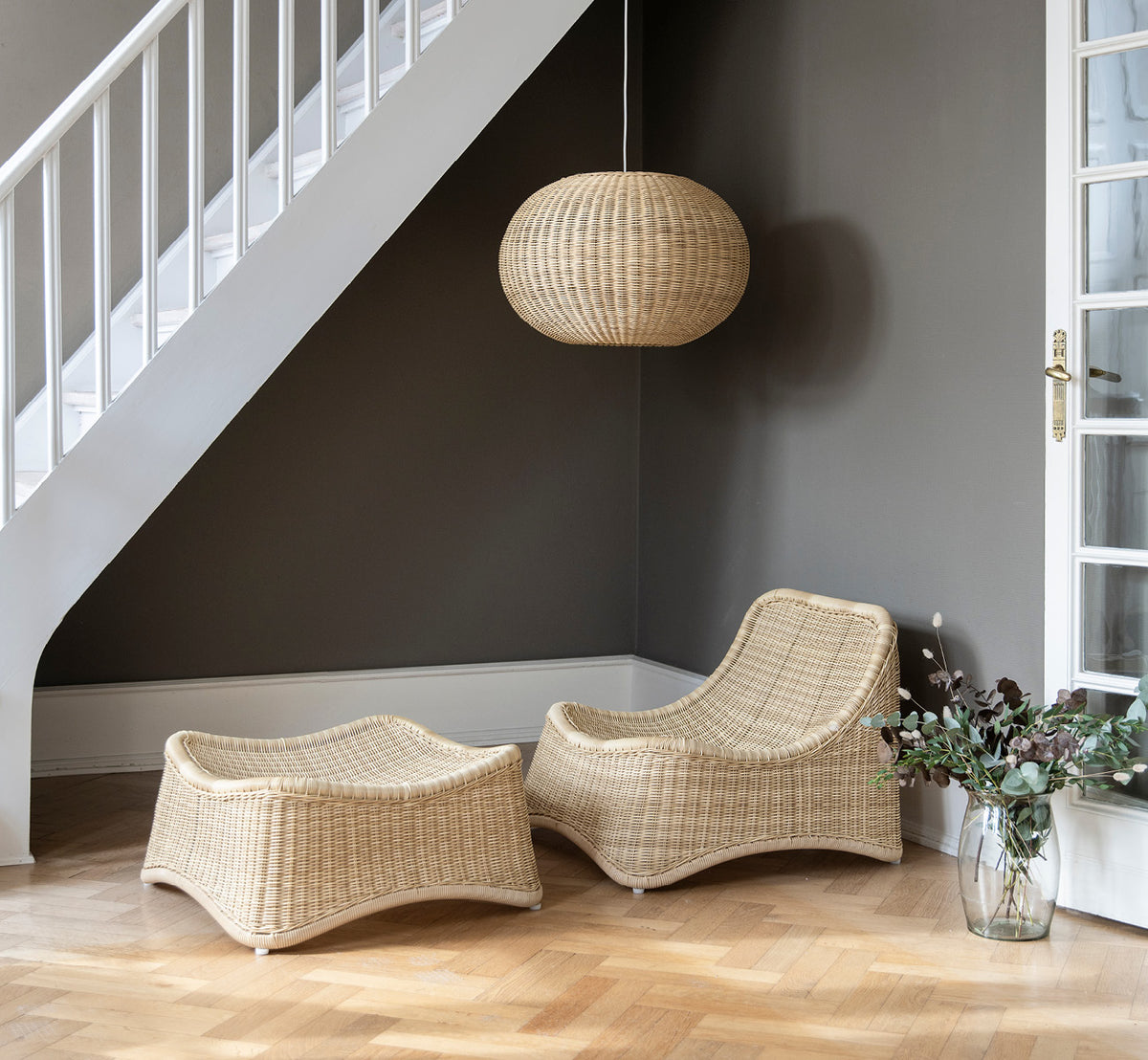 Dies ist ein Lifestyle-Bild von Chill Lounge-Sessel in natural core weave Rattan frame, in einem eleganten klassischen Interieur mit aufwändigen.