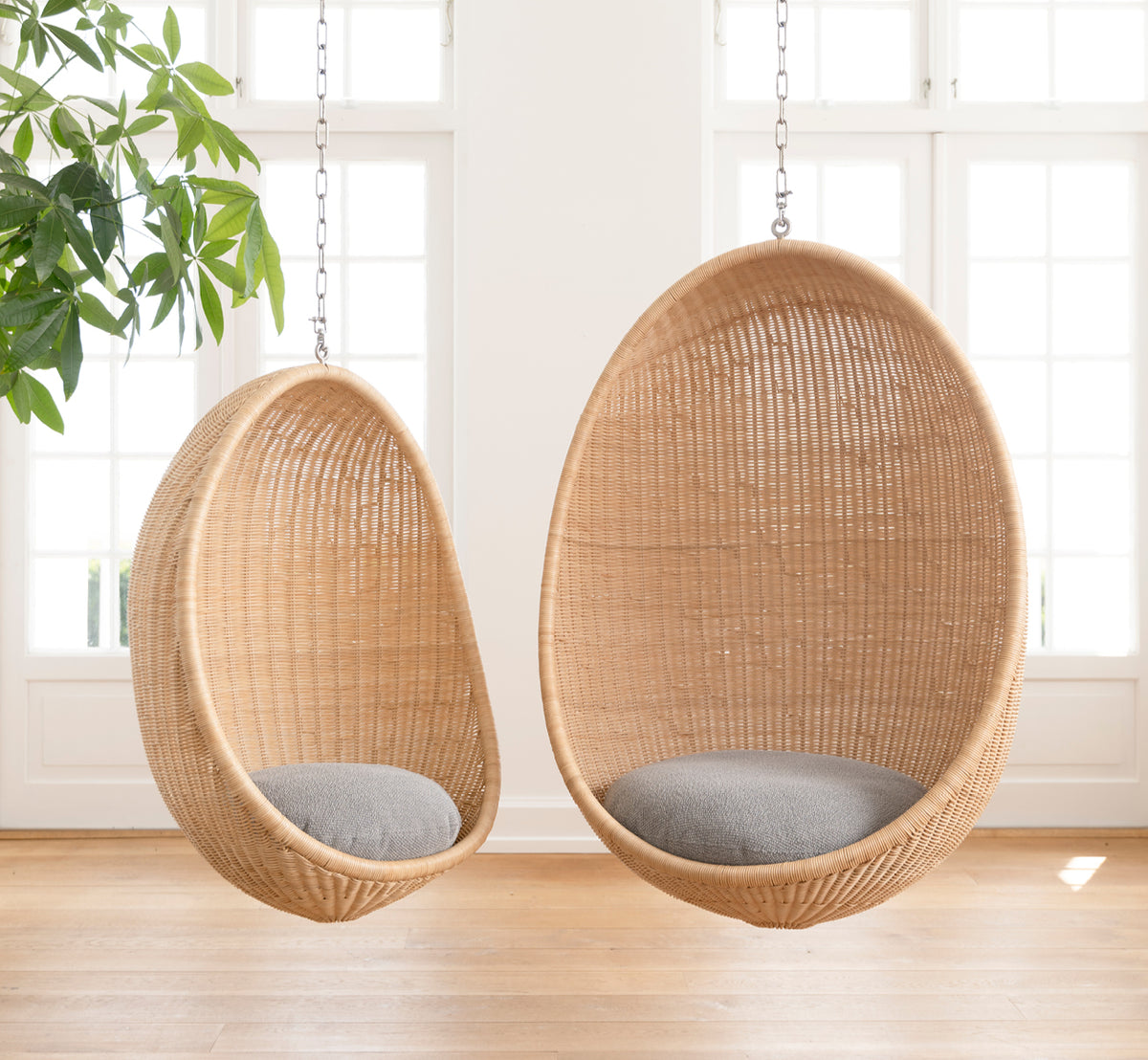 Dies ist ein Lifestyle-Bild von Hanging Hängesessel Junior in natural core weave Rattan frame, in einem eleganten klassischen Interieur mit.