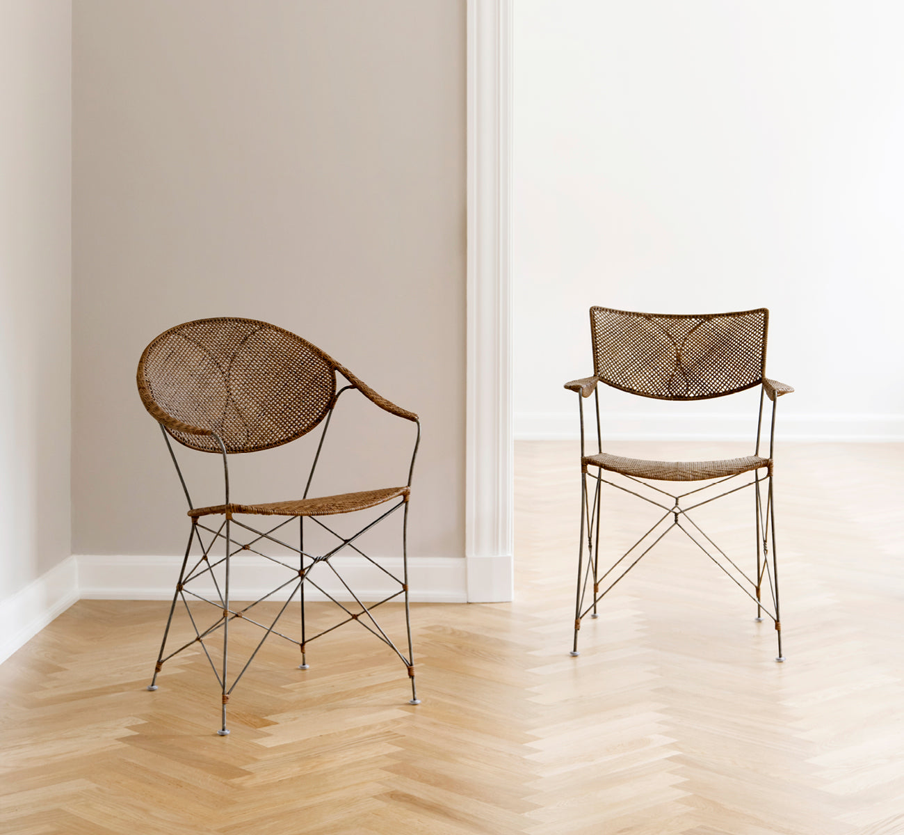 Dies ist ein Lifestyle-Bild von Funky Esszimmerstuhl in hazelnut rattan iron frame, in einem hellen Interieur mit weißen Wandpaneelen und.