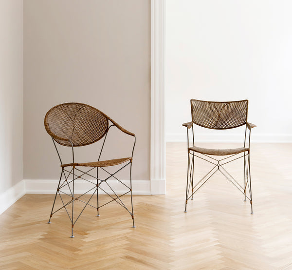 Dies ist ein Lifestyle-Bild von Funky Esszimmerstuhl in hazelnut rattan iron frame, in einem hellen Interieur mit weißen Wandpaneelen und.