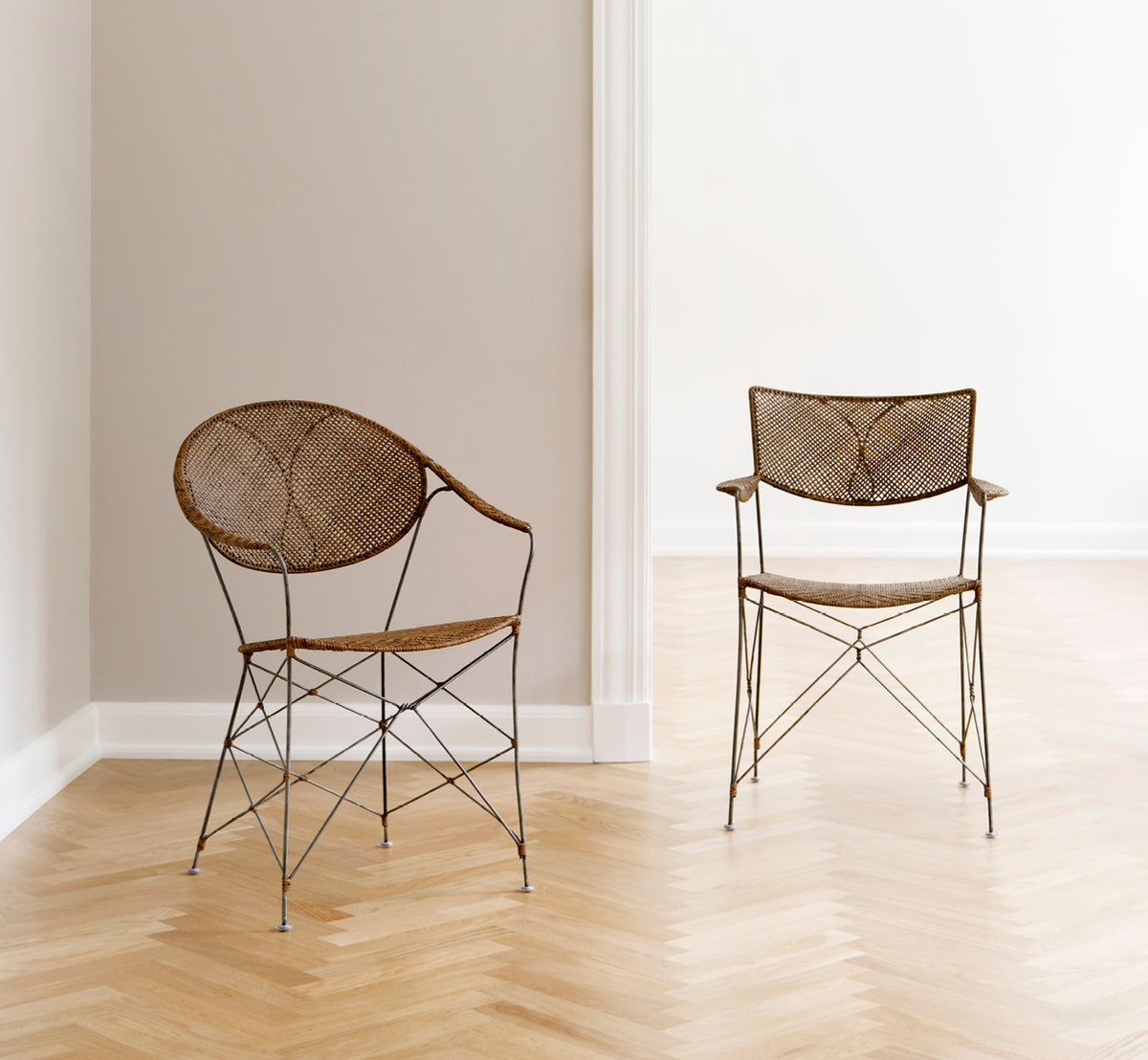 Dies ist ein Lifestyle-Bild von Rap Esszimmerstuhl in hazelnut rattan iron frame, in einem hellen Interieur mit weißen Wandpaneelen und.
