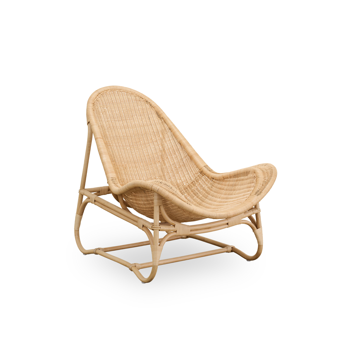 Seitenansicht des Pacifique Loungesessels von Michel Buffet. Elegantes Design, handgefertigt aus Rattan mit vollständig geflochtenem Sitz.
