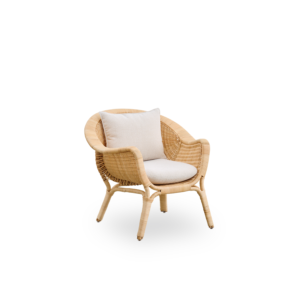 Seitenansicht des Madame Outdoor-Loungestuhls, entworfen von Nanna & Jørgen Ditzel. Vollständig geflochtener Rattan-Loungestuhl mit weichem, femininem Muschel-Design.