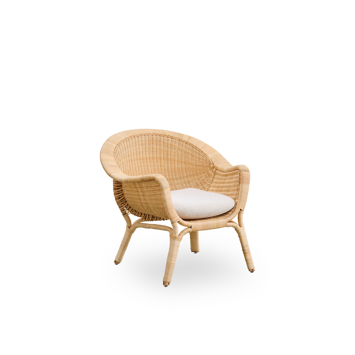 Seitenansicht des Madame Outdoor-Loungestuhls, entworfen von Nanna & Jørgen Ditzel. Vollständig geflochtener Rattan-Loungestuhl mit weichem, femininem Muschel-Design.