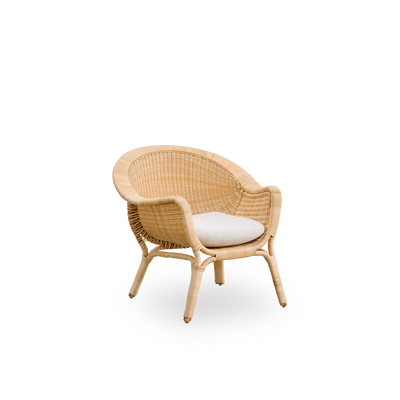 Seitenansicht des Madame Outdoor-Loungestuhls, entworfen von Nanna & Jørgen Ditzel. Vollständig geflochtener Rattan-Loungestuhl mit weichem, femininem Muschel-Design.