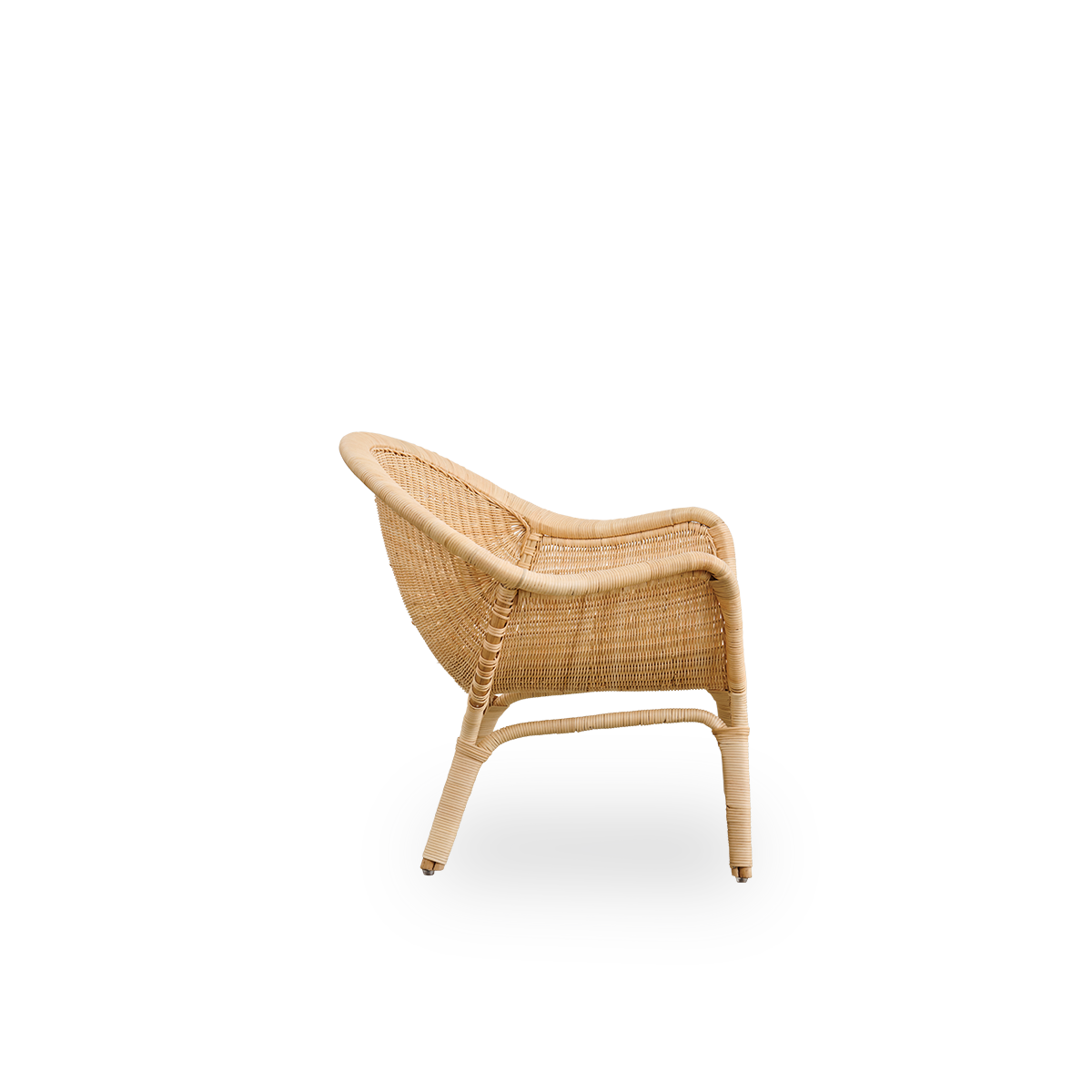 Seitenansicht des Madame Exterior Loungechairs, entworfen von Nanna & Jørgen Ditzel. Vollständig geflochtener Rattan-Loungechair mit weichem, feminin geformtem Schalendesign.