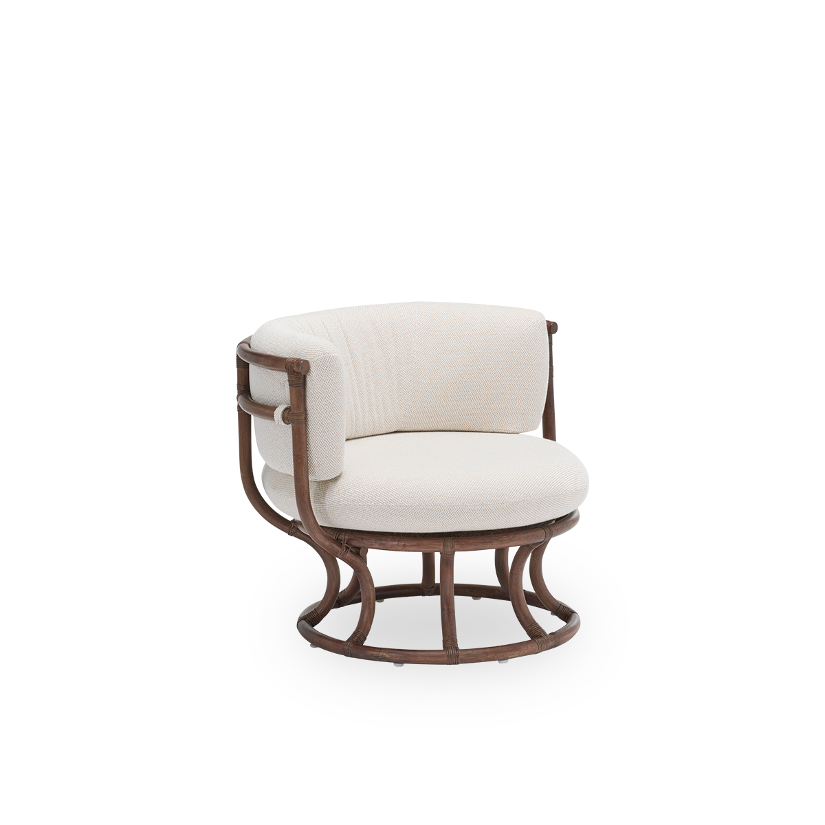 Seitenansicht des Coco Lounge-Sessels mit Sitz- und Rückenkissen, aus braunem Rattan. 1973 von Nanna Ditzel entworfen und aus perfekten Kreisen und Halbkreisen aufgebaut. Handgefertigt aus erstklassigem indonesischem Rattan.