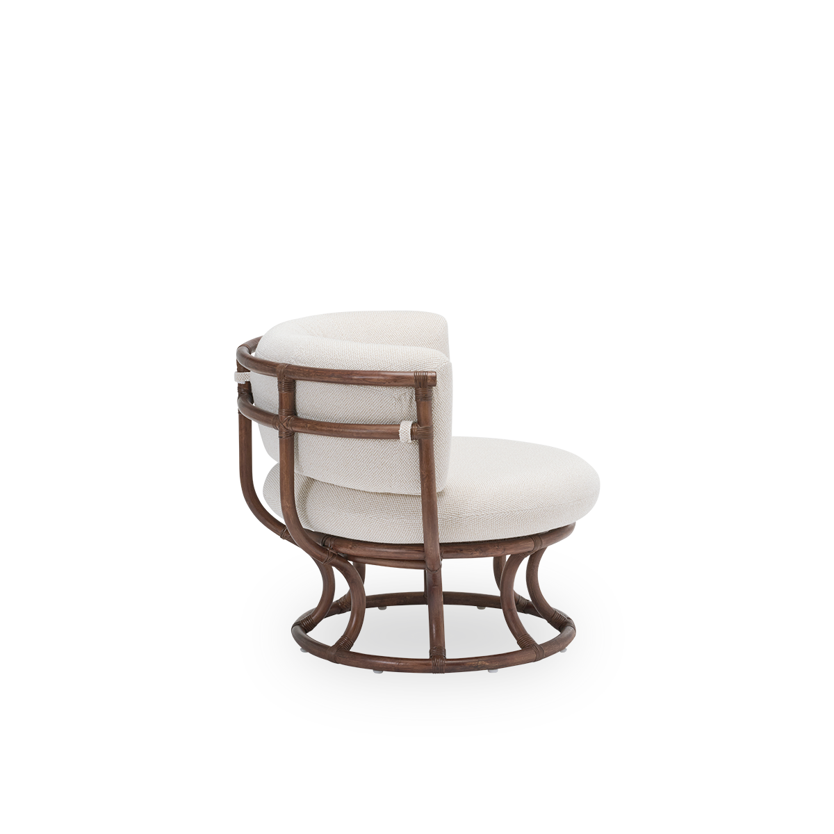 Einfache Seitenansicht des Coco Lounge-Sessels mit Sitz- und Rückenkissen, aus braunem Rattan. 1973 von Nanna Ditzel entworfen und aus perfekten Kreisen und Halbkreisen aufgebaut. Handgefertigt aus erstklassigem indonesischem Rattan.
