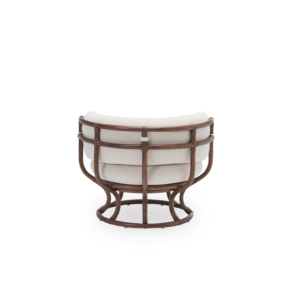 Einfache Rückansicht des Coco Lounge-Sessels mit Sitz- und Rückenkissen, aus braunem Rattan. 1973 von Nanna Ditzel entworfen und aus perfekten Kreisen und Halbkreisen aufgebaut. Handgefertigt aus erstklassigem indonesischem Rattan.