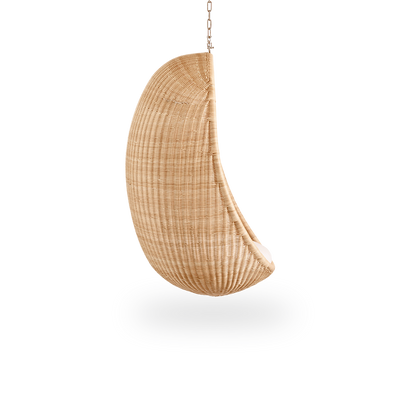 Seitenansicht des Hanging Egg, eines ikonischen Hängestuhls, entworfen von Nanna und Jørgen Ditzel. Der runde Hängestuhl ist vollständig aus hochwertigem indonesischem Rattan geflochten und hängt an einer Metallkette.