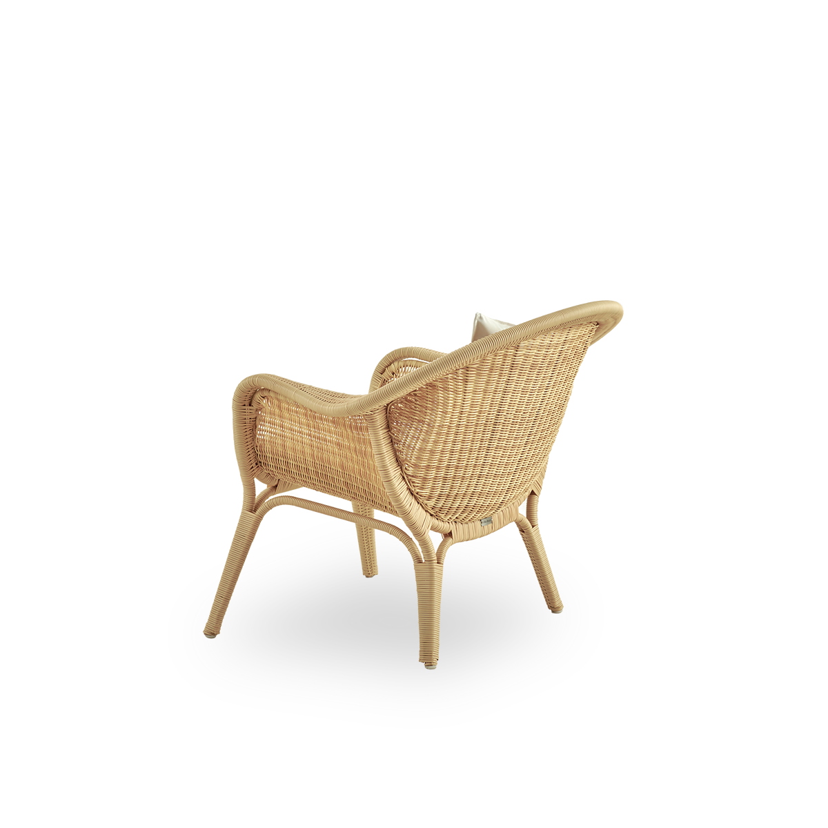 Rückansicht des Madame-Outdoor-Loungesessels, entworfen von Nanna und Jørgen Ditzel. Vollständig geflochtener Loungesessel mit weichem, femininem muschelförmigem Design. Rahmen aus Aluminium, geflochten mit ArtFibre.