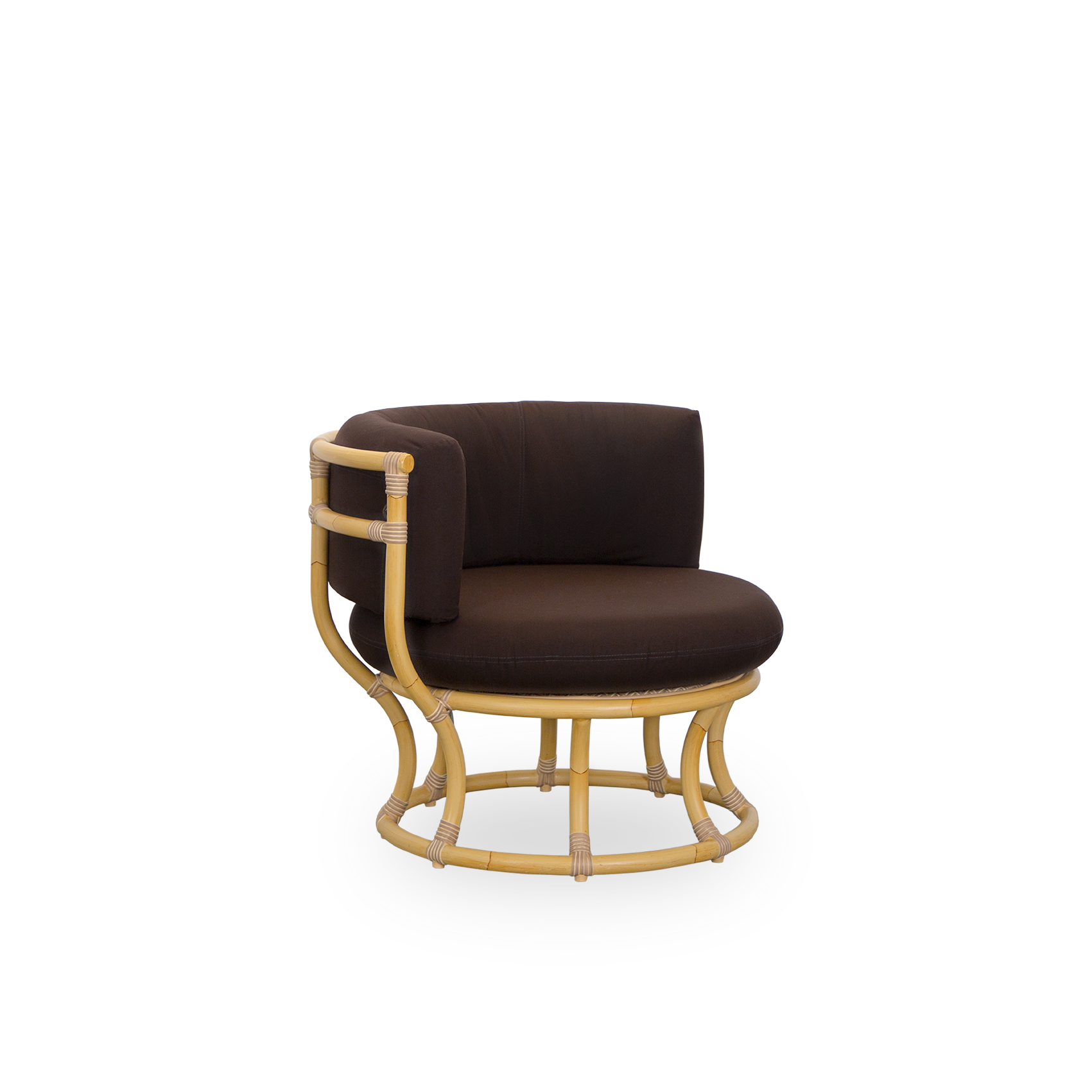 Seitenansicht des Coco Outdoor-Lounge-Stuhls im Rattan-Look, entworfen von Nanna Ditzel. Das Design basiert auf perfekten Kreisen und verfügt über einen Aluminiumrahmen mit gewebten ArtFibre-Details. Präsentiert auf einem braunen Kissen.