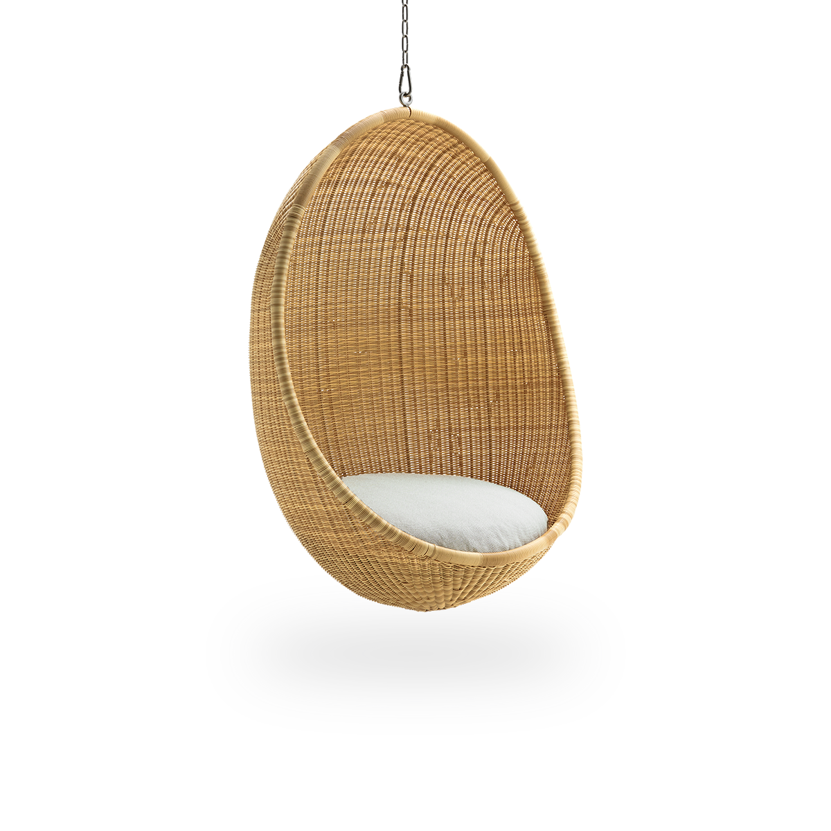 Seitenansicht des Hanging Egg Exterior in der Farbe Natural. Der Hängesessel hat eine runde Form und ist vollständig aus ArtFibre auf einem Aluminiumrahmen geflochten.