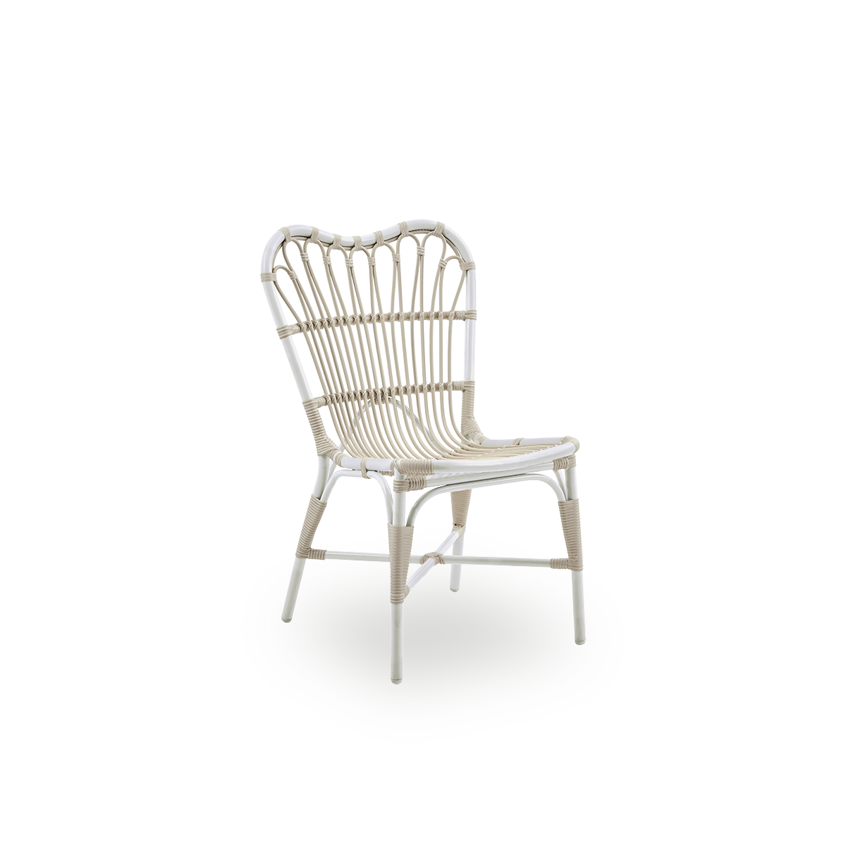 Seitenansicht des Margret Outdoor-Essstuhls mit hoher, breiter Rückenlehne. Aluminiumrahmen mit ArtFibre-Umschlingungen in Dove White-Farbe.