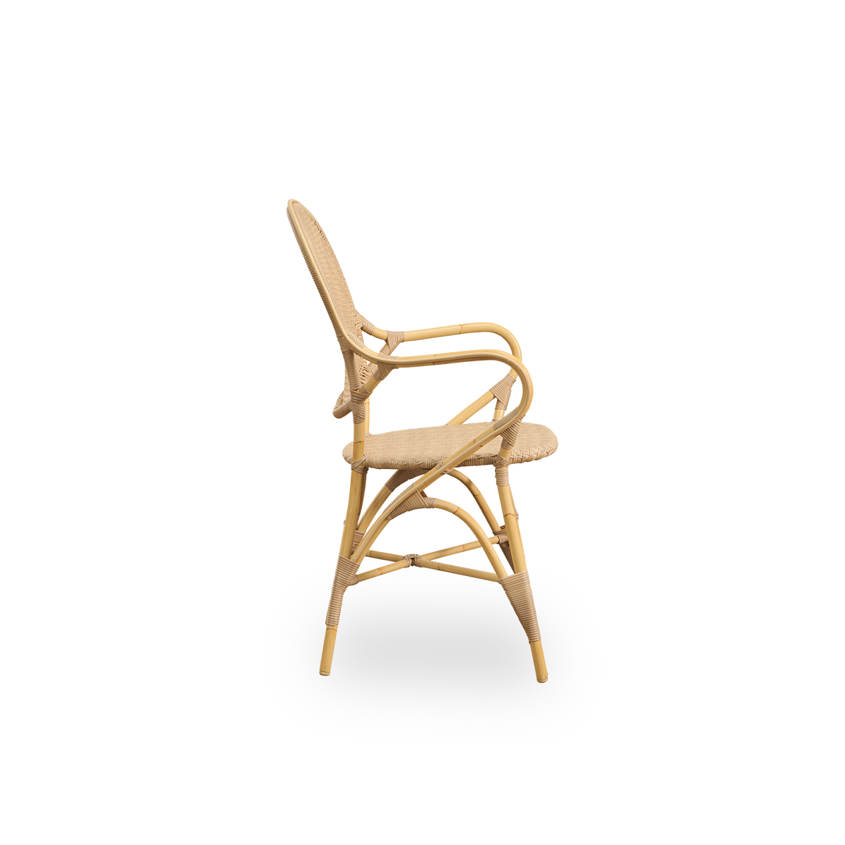 Seitenansicht des Rossini Outdoor-Esssessels in Naturfarbe. Eleganter Stuhl mit runder Rückenlehne und Armlehnen in schlichtem Design. Aluminiumrahmen im Rattan-Look mit ArtFibre-Geflecht auf Sitz und Rückenlehne.