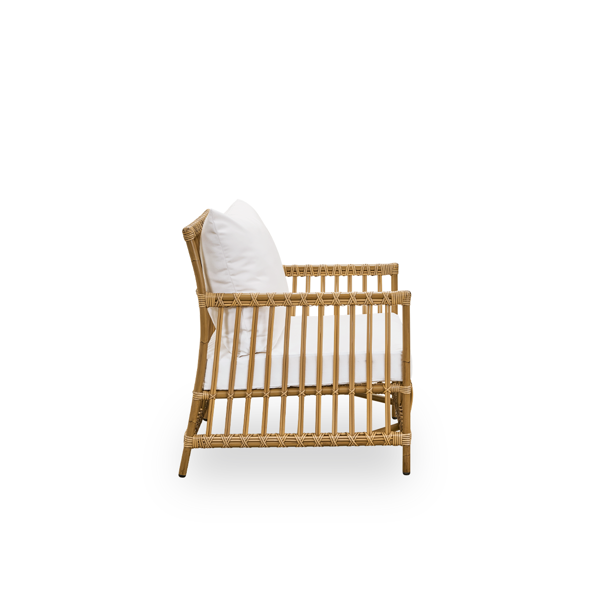 Schlichte Seitenansicht des Caroline Outdoor-Lounge-Stuhls in der Farbe Antique Brown, schlichtes und elegantes dänisches Design. Der Rahmen des Stuhls besteht aus Aluminium mit eleganten ArtFibre-Details. Das Design ist minimalistisch und elegant.