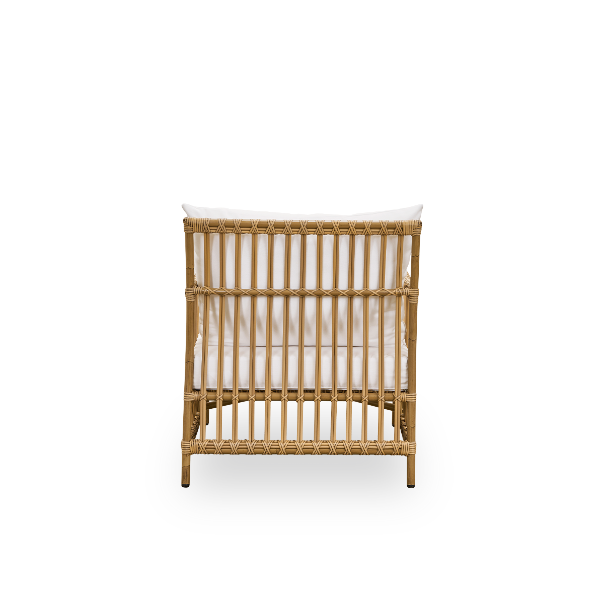 Rückansicht des Caroline-Außen-Loungesessels in der Farbe Antikbraun, schlichtes und elegantes dänisches Design. Der Rahmen des Stuhls besteht aus Aluminium mit eleganten ArtFibre-Details. Das Design ist minimalistisch und elegant.