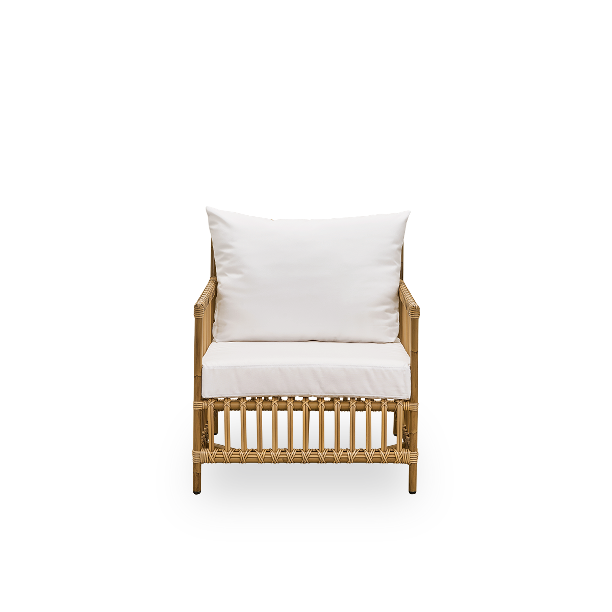 Vorderansicht des Caroline Exterior Loungesessels in der Farbe Antique Brown, schlichtes und elegantes dänisches Design. Der Rahmen des Stuhls besteht aus Aluminium mit eleganten ArtFibre-Details. Das Design ist minimalistisch und elegant.